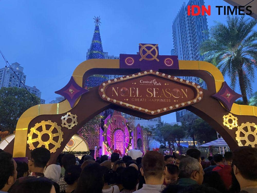 Lautan manusia di area Tribeca Park, Mal Central Park, Jakarta Barat (Jakbar) di momen libur Natal, Senin (25/12/2023). (IDN Times/Vadhia Lidyana)