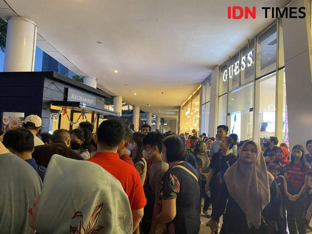 Lautan manusia di area Tribeca Park, Mal Central Park, Jakarta Barat (Jakbar) di momen libur Natal, Senin (25/12/2023). (IDN Times/Vadhia Lidyana)