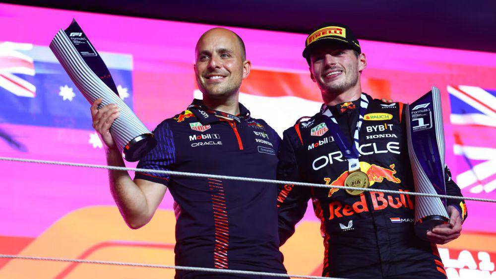 Gianpiero Lambiase (kiri) saat naik di podium bersama Max Verstappen pada GP Qatar 2023. (formula1.com)
