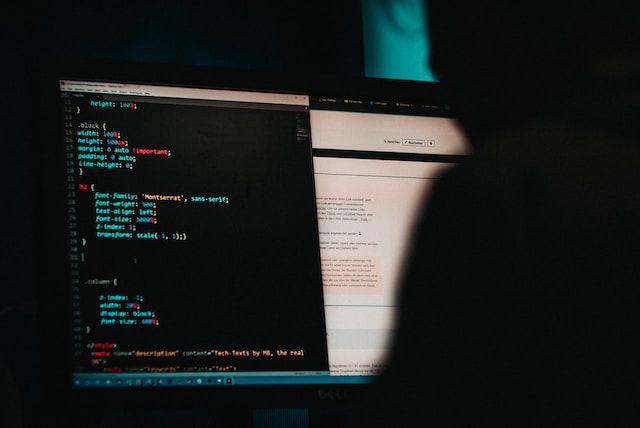 ilustrasi syntax pada bahasa pemrograman (unsplash.com/Mika Baumeister)