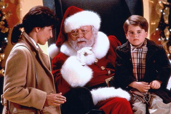 Richard Attenborough (tengah) dalam film Miracle on 34th Street (dok. 20th Century Studios/Miracle on 34th Street)