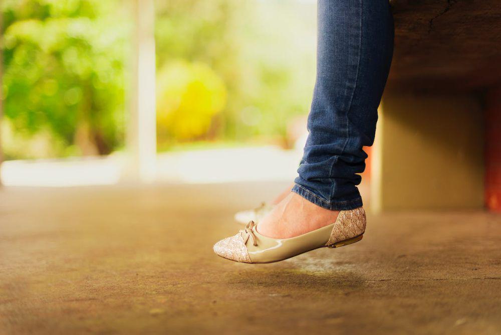 ilustrasi perempuan menggunakan flat shoes (pexels.com/Daniel Reche)