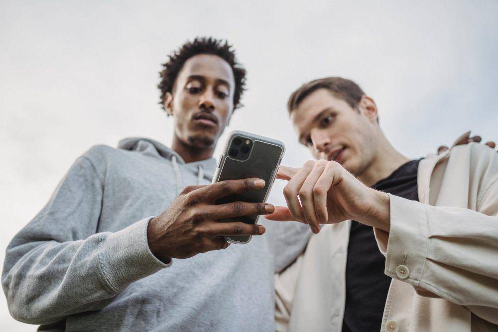 ilustrasi scroll handphone (pexels.com/William Fortunato)