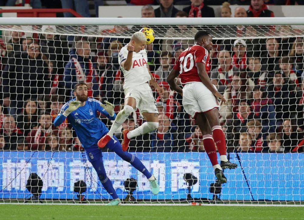 Richarlison menyundul bola ke gawang Nottingham Forest di EPL 2023/2024. (premierleague.com)