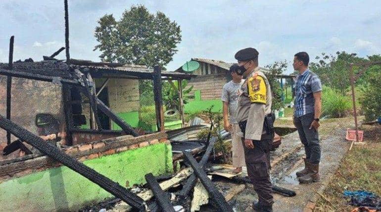 (Petugas memadamkan api di asrama santri putra di Pesantren Darul Yatim Muara Enim) IDN Times/istimewa