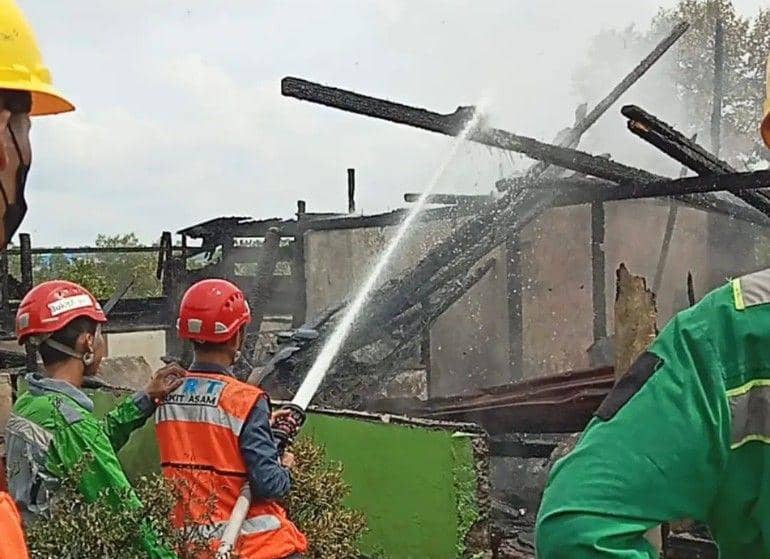 Asrama Putra Pondok Pesantren Darul Yatim di Muara Enim Terbakar