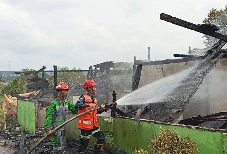 (Petugas memadamkan api di asrama santri putra di Pesantren Darul Yatim Muara Enim) IDN Times/istimewa