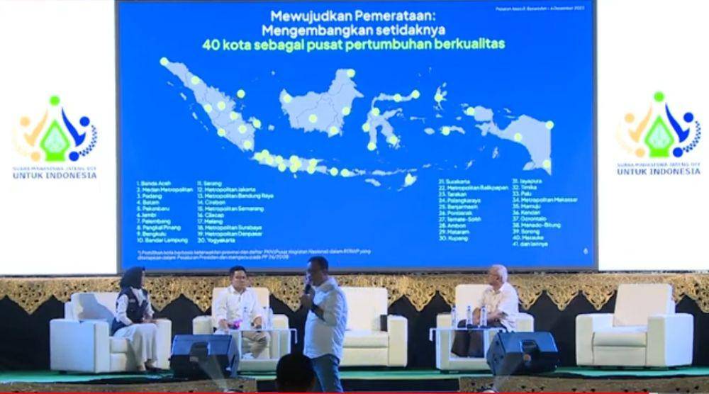 Capres nomor urut satu, Anies Baswedan ketika menjelaskan 40 kota agar bisa maju sama dengan Jakarta. (Tangkapan layar YouTube KIB)
