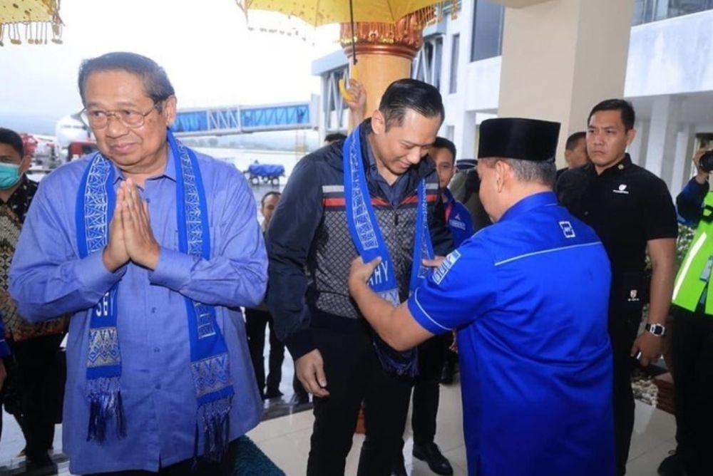7 Potret Momen Politisi saat Natal: Tuker Kado hingga Kampanye
