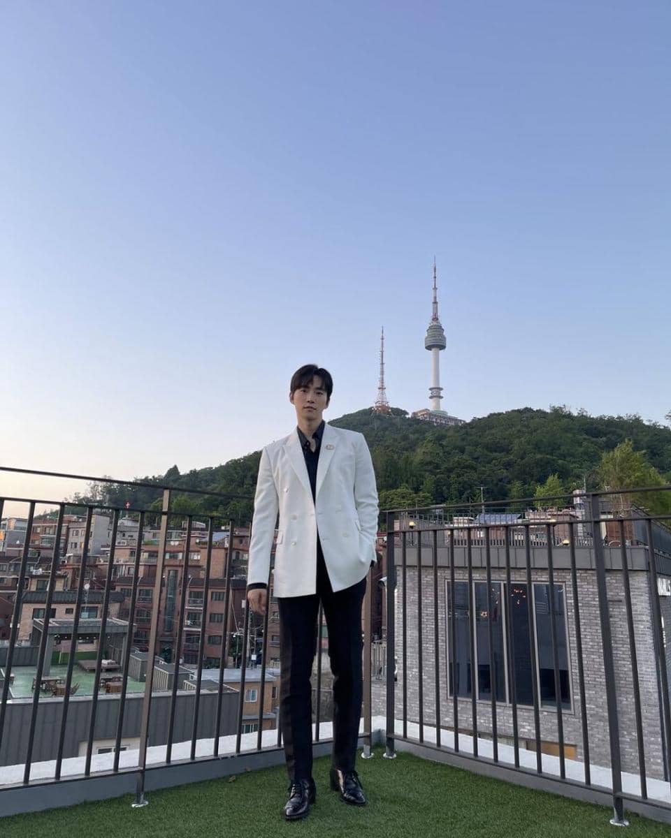 outfit monokrom Lee Junho (instagram.com/le2jh/)