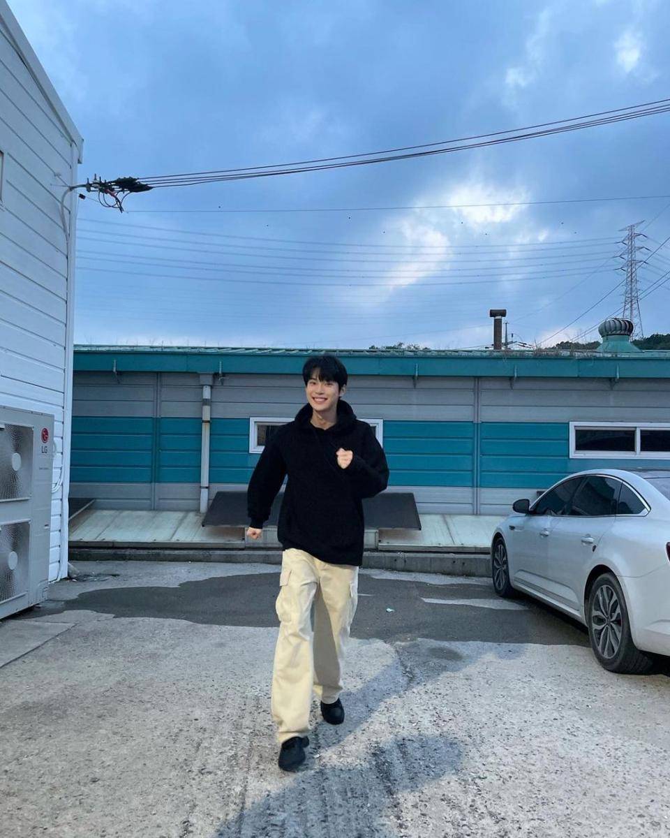 padu padan long pants putih ala Doyoung NCT (instagram.com/do0_nct)