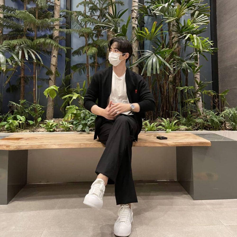 outfit monokrom Lee Junho (instagram.com/le2jh/)