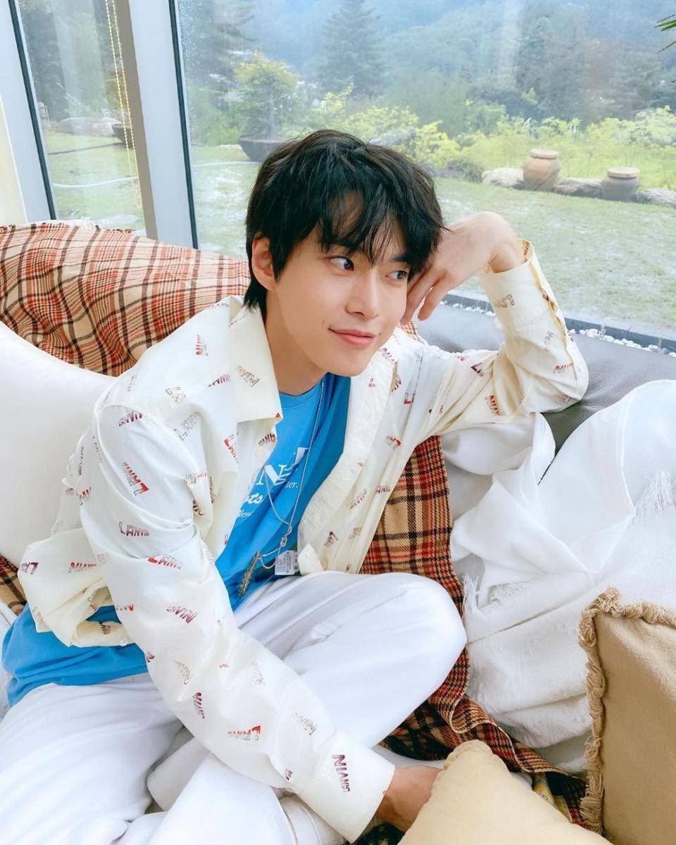 padu padan long pants putih ala Doyoung NCT (instagram.com/nct127)