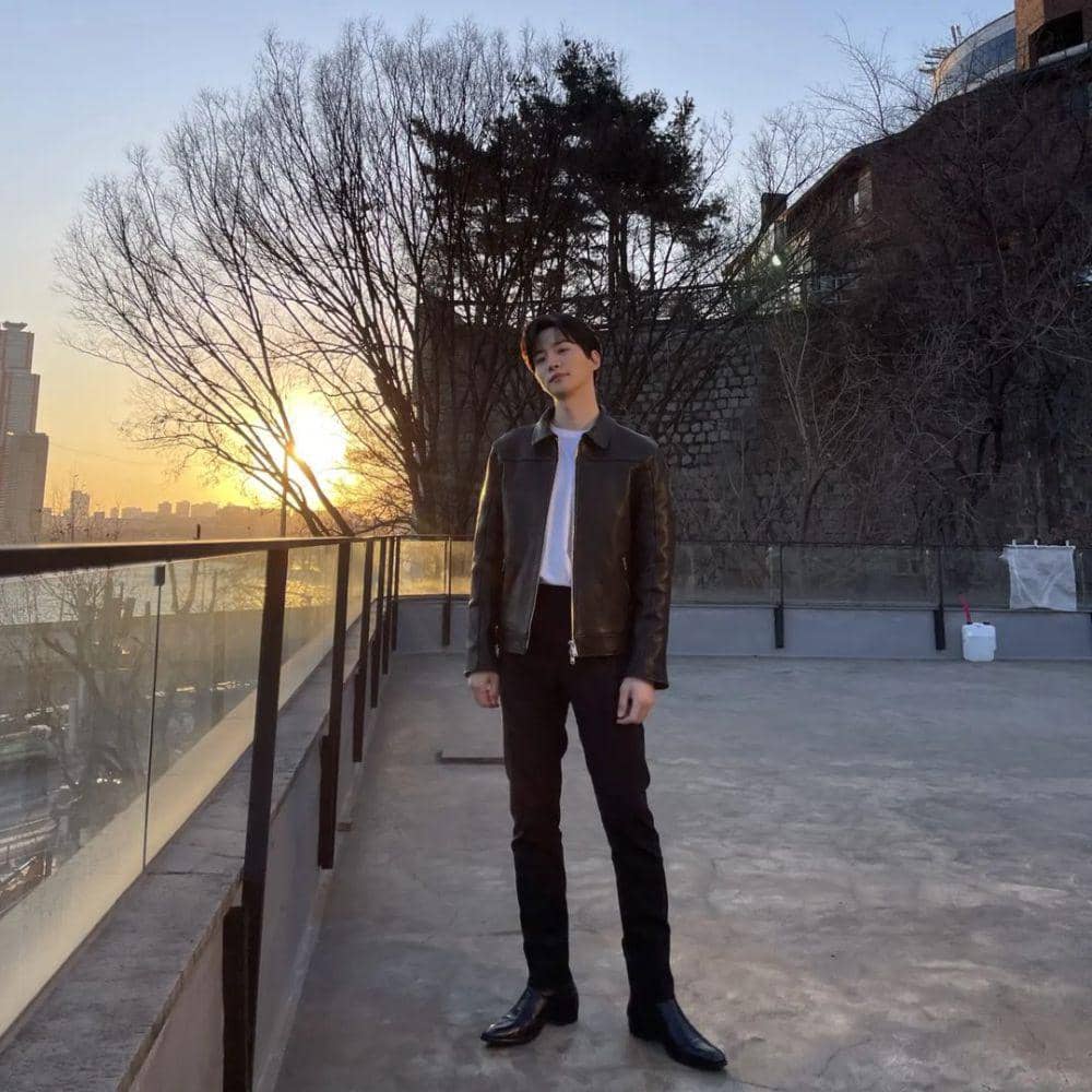 outfit monokrom Lee Junho (instagram.com/le2jh/)
