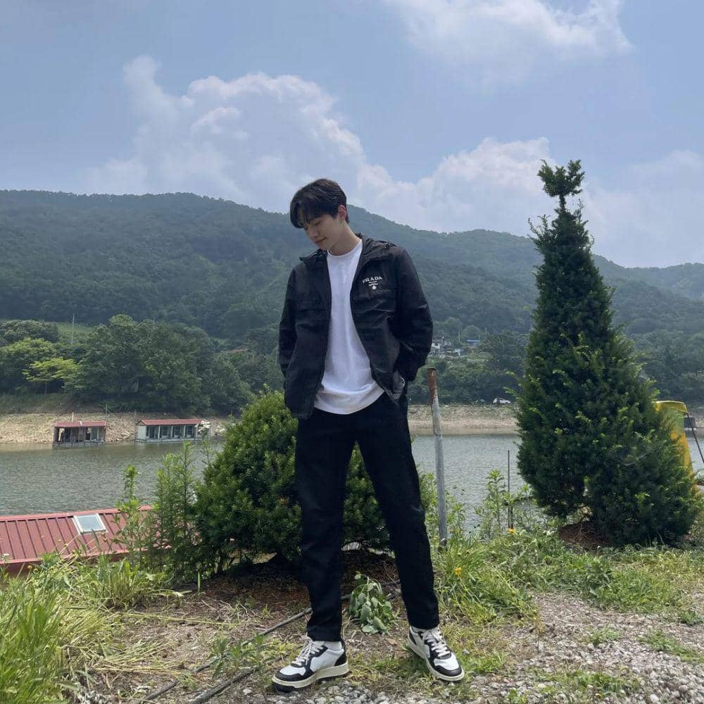 outfit monokrom Lee Junho (instagram.com/le2jh/)