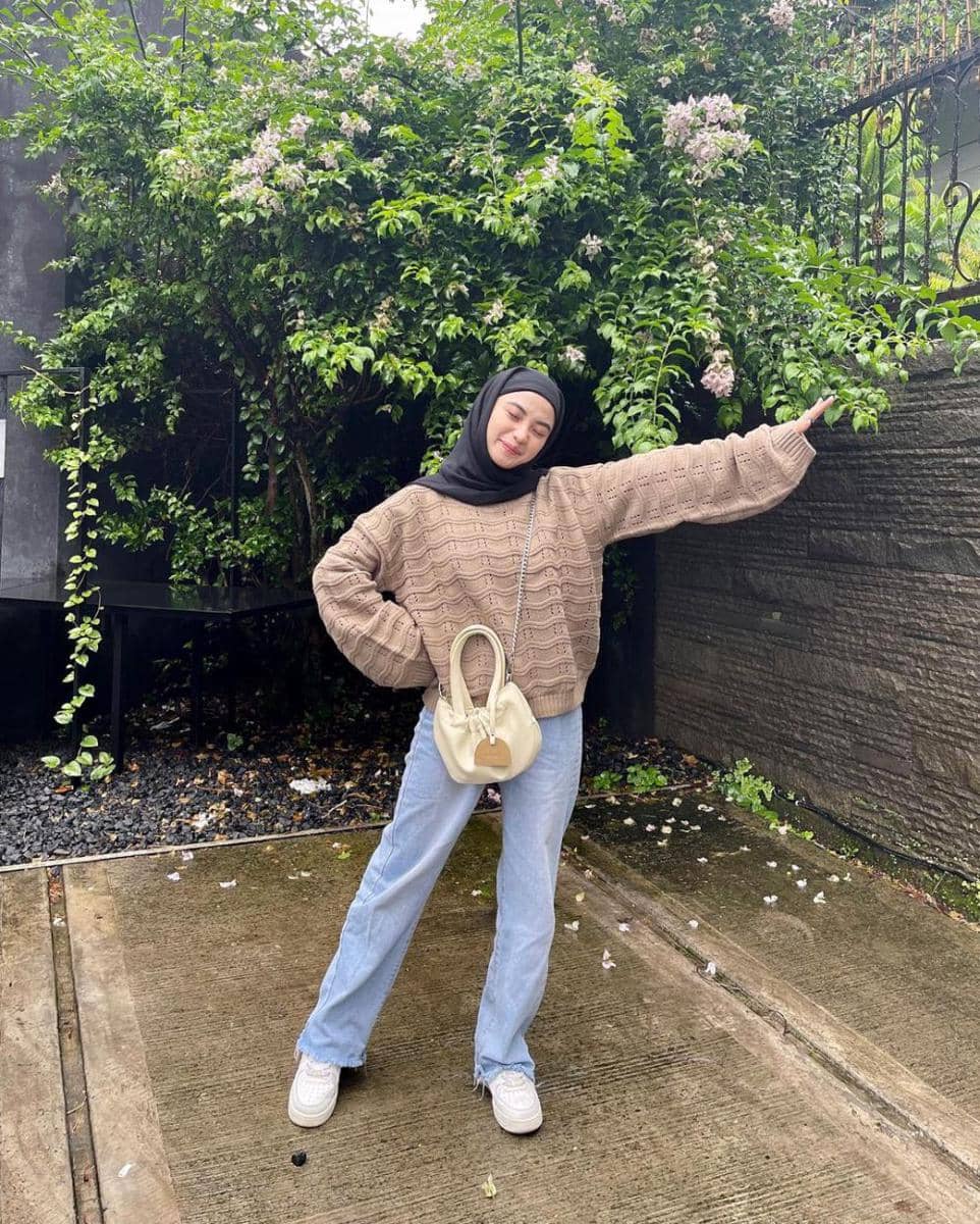 Outfit Jalan-Jalan Pakai Sneakers (instagram.com/taniaaa.dn)