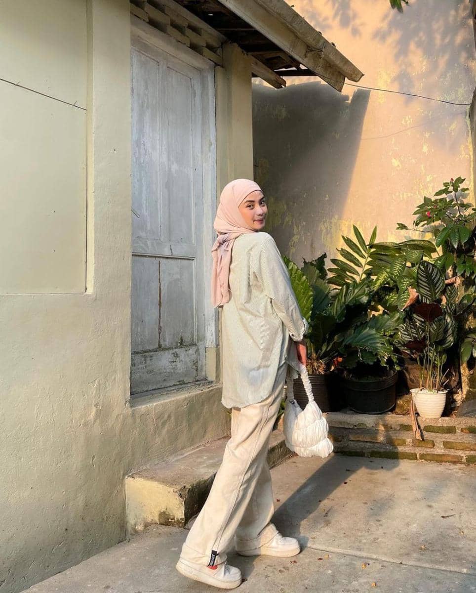 Outfit Jalan-Jalan Pakai Sneakers (instagram.com/taniaaa.dn)