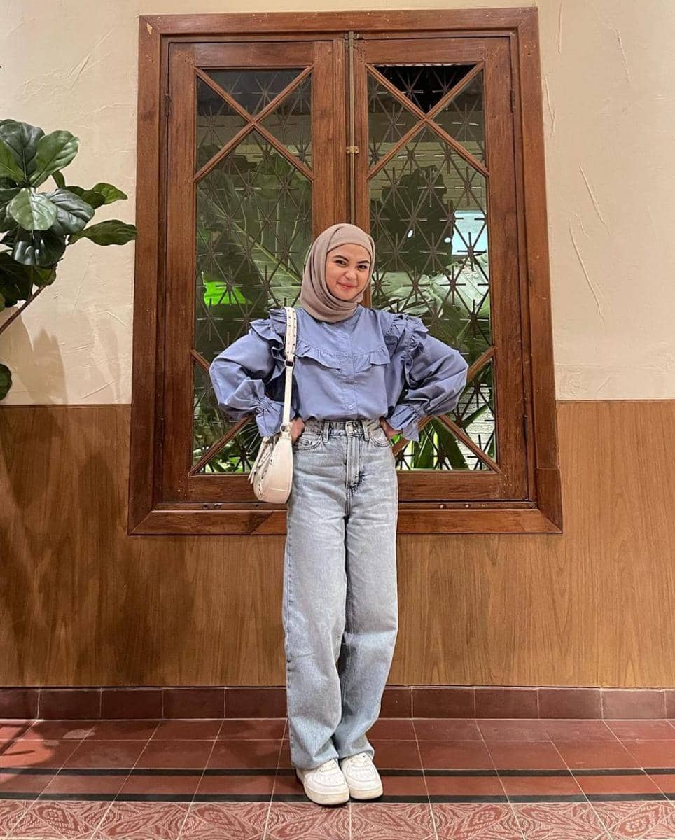 Outfit Jalan-Jalan Pakai Sneakers (instagram.com/taniaaa.dn)