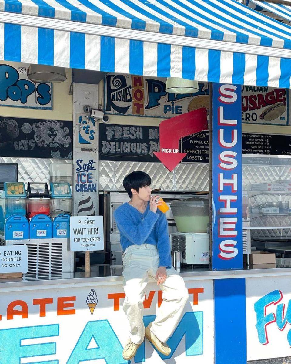 padu padan long pants putih ala Doyoung NCT (instagram.com/do0_nct)