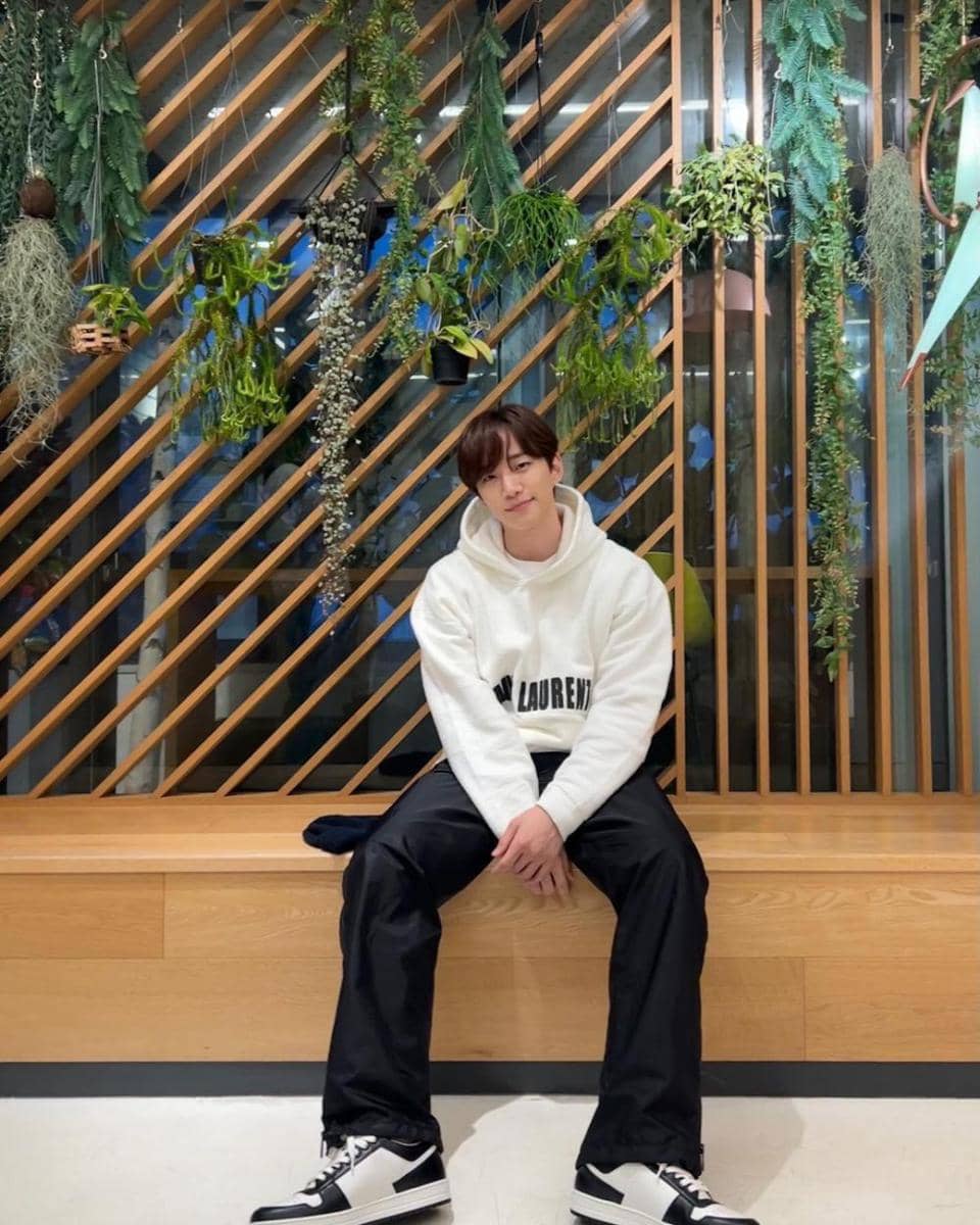 outfit monokrom Lee Junho (instagram.com/le2jh/)