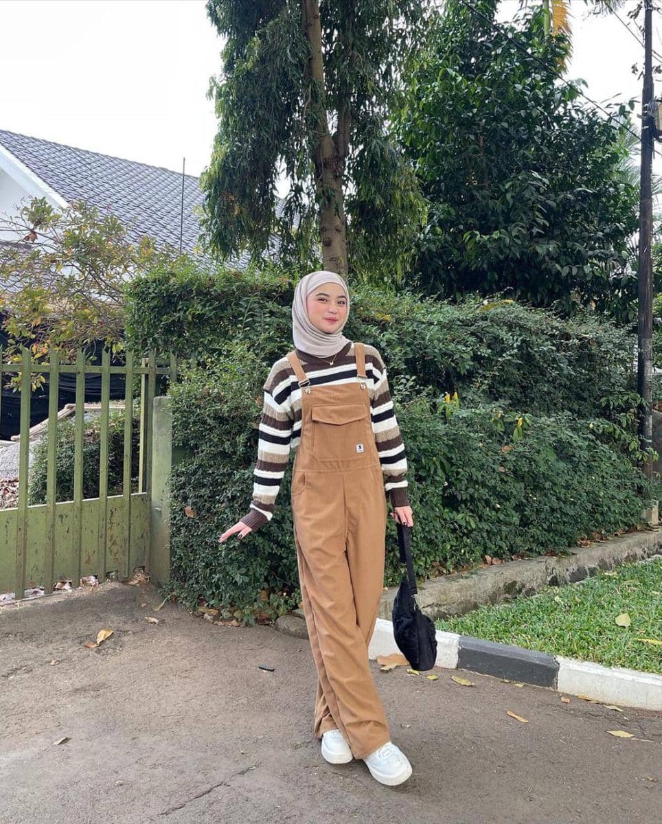 Outfit Jalan-Jalan Pakai Sneakers (instagram.com/taniaaa.dn)