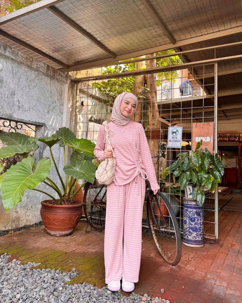 Outfit Jalan-Jalan Pakai Sneakers (instagram.com/taniaaa.dn)