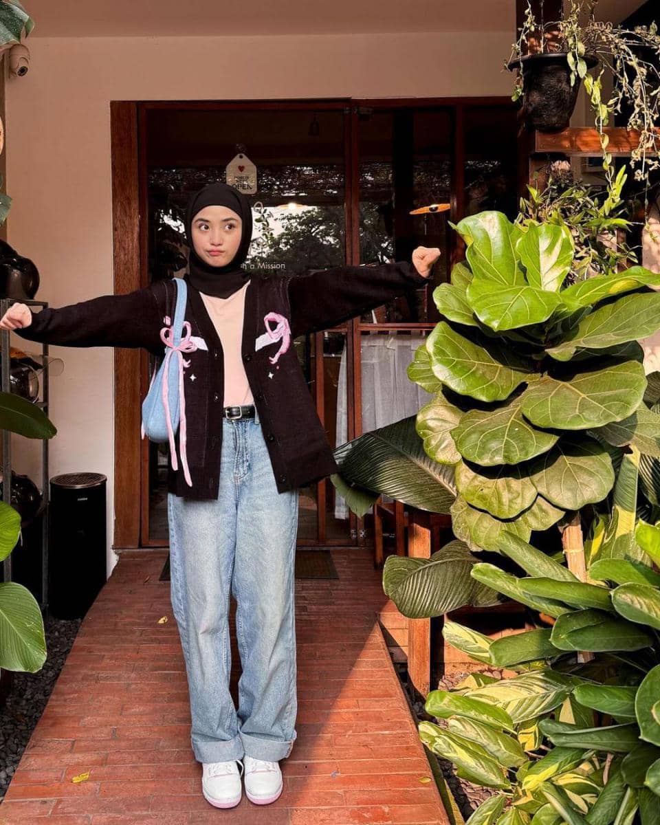 Outfit Jalan-Jalan Pakai Sneakers (instagram.com/taniaaa.dn)
