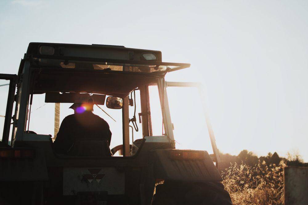 ilustrasi petani di atas traktor (unsplash.com/Spencer Scott Pugh)