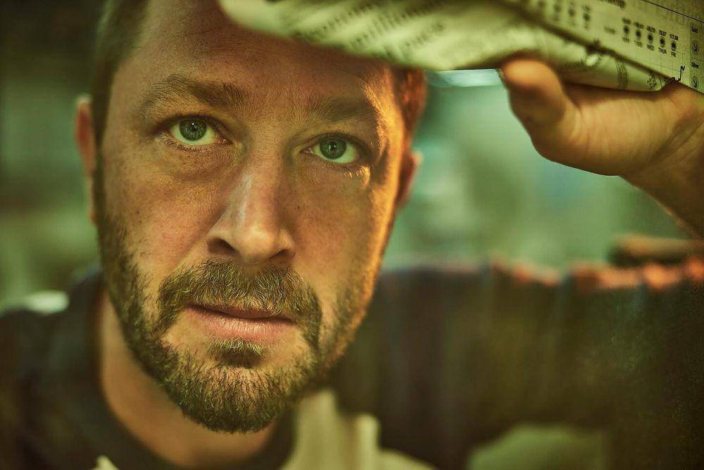 Ebon Moss-Bachrach dalam serial The Bear (dok. FX/The Bear)