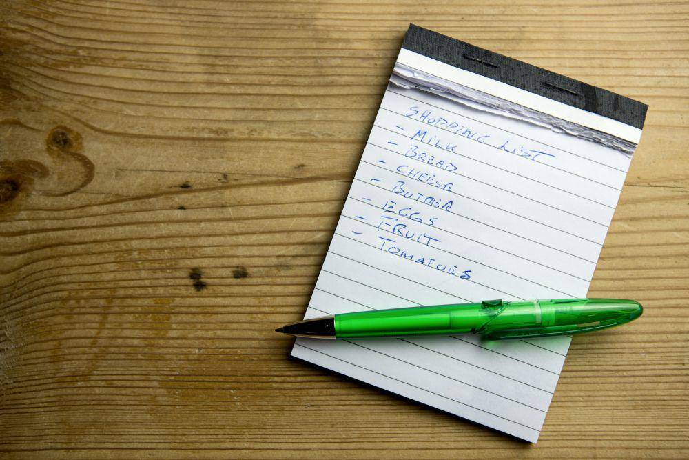 ilustrasi shopping list (unsplash.com/Torbjørn Helgesen)