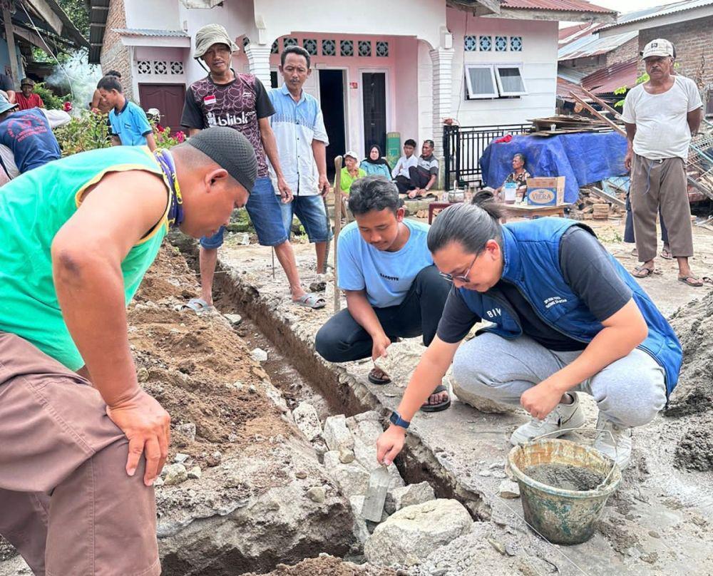 Boy Warongan dan Aprial Ginting Letakkan Batu Pertama Bedah Rumah