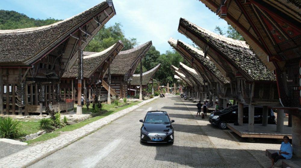 PLN berkomitmenmewujudkan pariwisata berkelanjutan melalui penggunaan energi ramah lingkungan di destinasi wisata Toraja Utara dan Tana Toraja. (Dok. Istimewa)