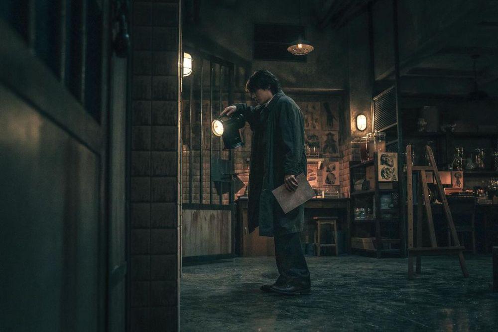 still cut drakor Gyeongseong Creature (instagram.com/woojihyeon_)
