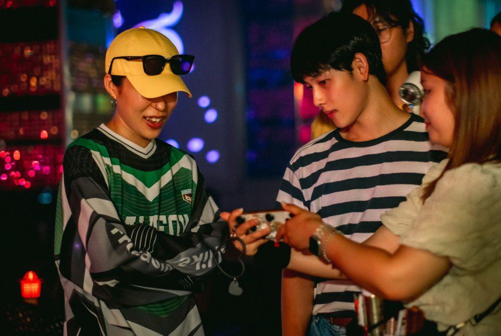 Hyojin Choi dan Im Siwan di balik layar drakor Boyhood (dok. Coupang Play/소년시대)