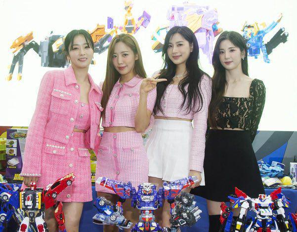 Member Apink (twitter.com/CHOILABENT)