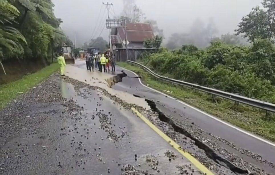 Kondisi jalan di Kelok 17, Kecamatan Harau rusak parah akibat longsor (IDN Times/ IG info_nagarisumbar)