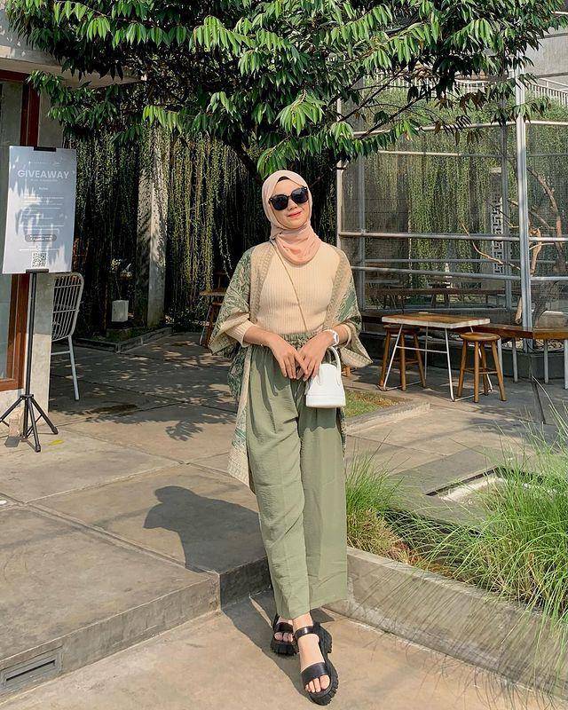 layering outfit ala Ayu Kartika (instagram.com/ayu.kartikaa)
