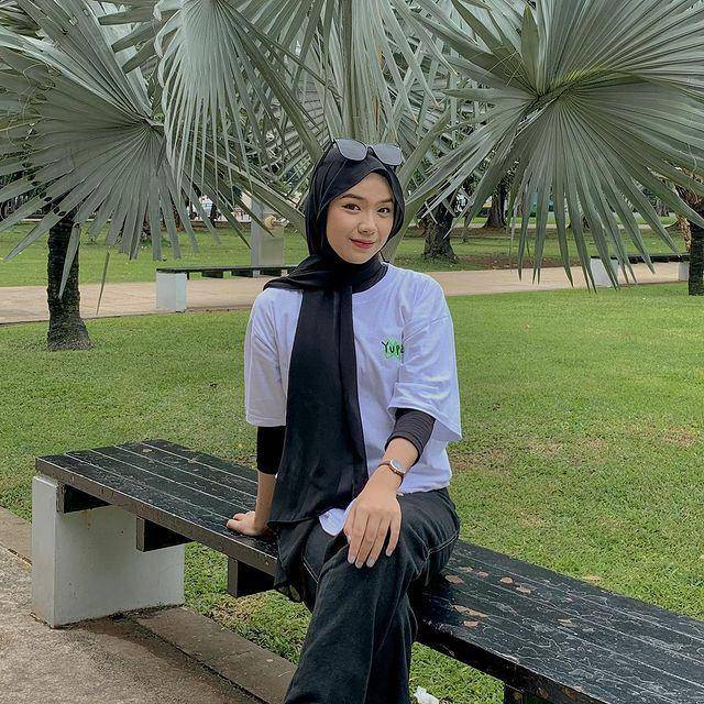 layering outfit ala Ayu Kartika (instagram.com/ayu.kartikaa)