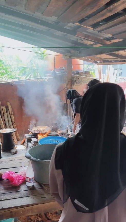Aurel ke rumah masa kecil Atta (Instagram.com/aurelie.hermansyah)
