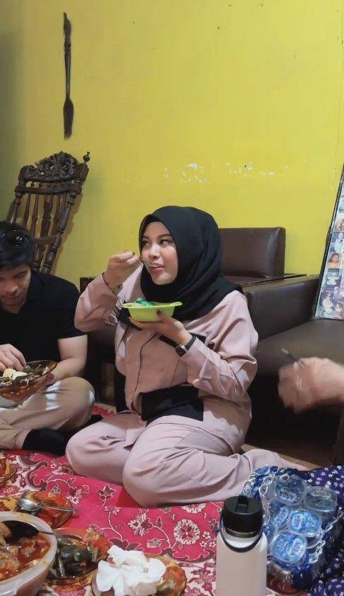 Aurel ke rumah masa kecil Atta (Instagram.com/aurelie.hermansyah)