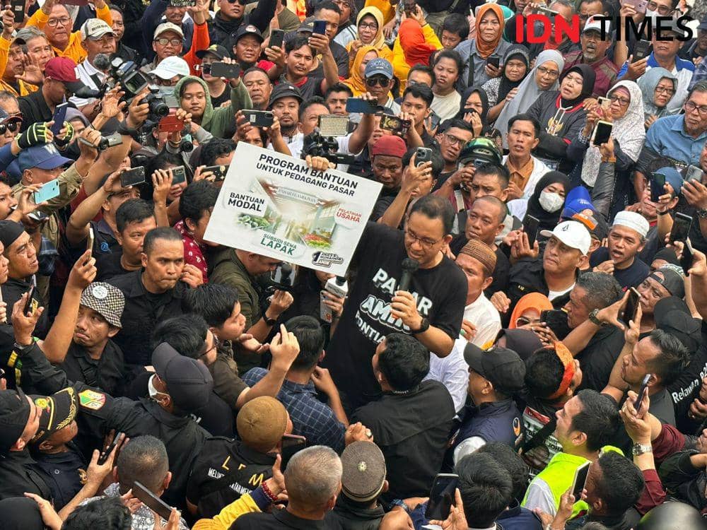 Anies paparkan program bantuan kepada pedagang pasar. (IDN Times/Teri),