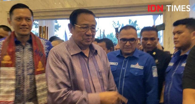 Ketua Majelis Tinggi Partai Demokrat Susilo Bambang Yudhoyono (SBY) bersama Ketua Umum Partai Demokrat Agus Harimurti Yudhoyono tiba di Medan (IDN Times/Indah Permata Sari)