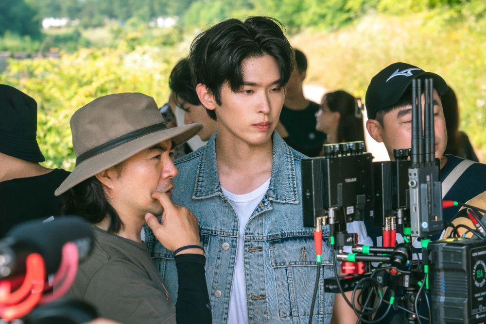 sutradara Lee Myung Woo dan Lee Si Woo di balik layar drakor Boyhood (dok. Coupang Play/소년시대)
