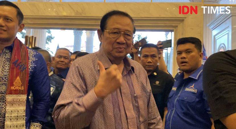 Ketua Majelis Tinggi Partai Demokrat Susilo Bambang Yudhoyono (SBY) bersama Ketua Umum Partai Demokrat Agus Harimurti Yudhoyono tiba di Medan (IDN Times/Indah Permata Sari)