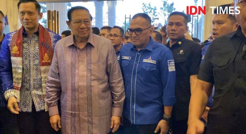 Ketua Majelis Tinggi Partai Demokrat Susilo Bambang Yudhoyono (SBY) bersama Ketua Umum Partai Demokrat Agus Harimurti Yudhoyono tiba di Medan (IDN Times/Indah Permata Sari)