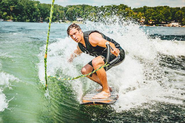 ilustrasi pelancong menikmati wakeboarding (unsplash.com/Benjamin Klaver)