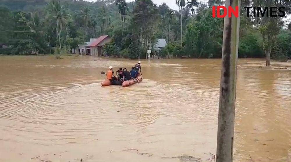 Hujan Deras Membuat Pemukiman di Sungai Parit PPU Terendam Banjir