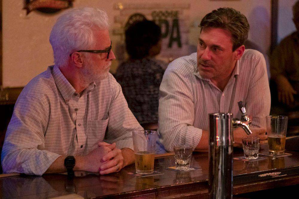 Jon Hamm (kanan) dalam film Confess, Fletch (dok. Miramax/Confess, Fletch)