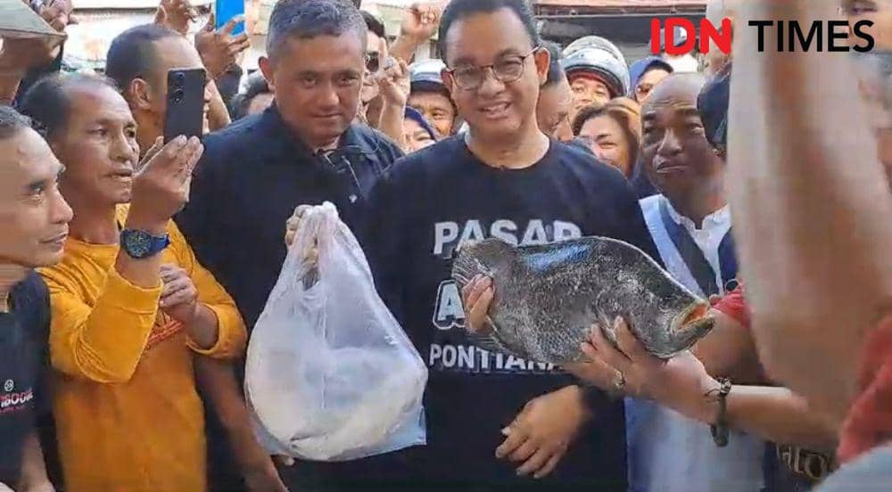 Anies beli ikan di Pasar Flamboyan Pontianak. (IDN Times/Teri).