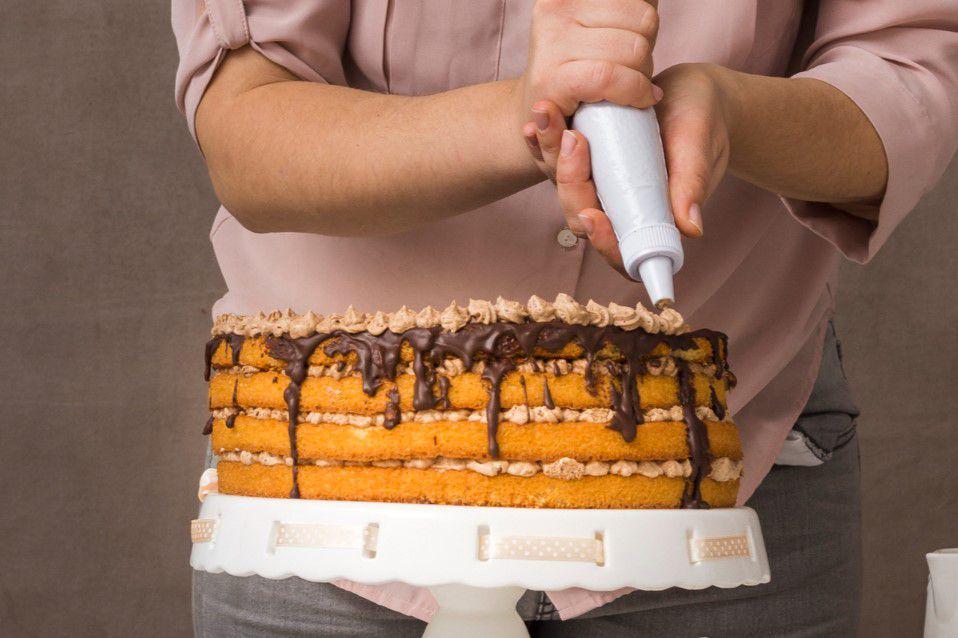 proses menghias kue (freepik.com/freepik)